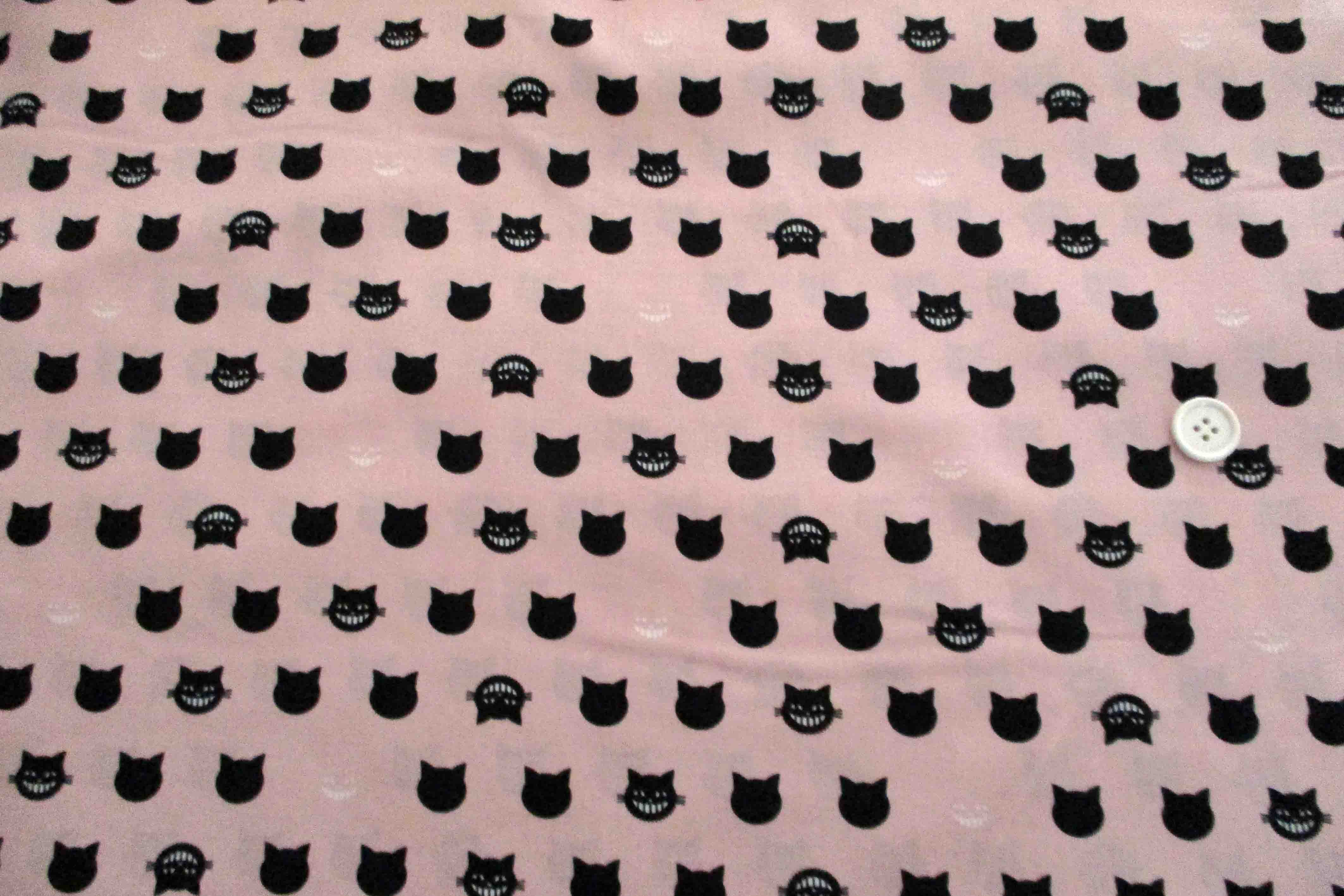 シーチングプリント　不思議の国のアリス　チシャ猫パレード　サーモンピンク系地ｘ黒