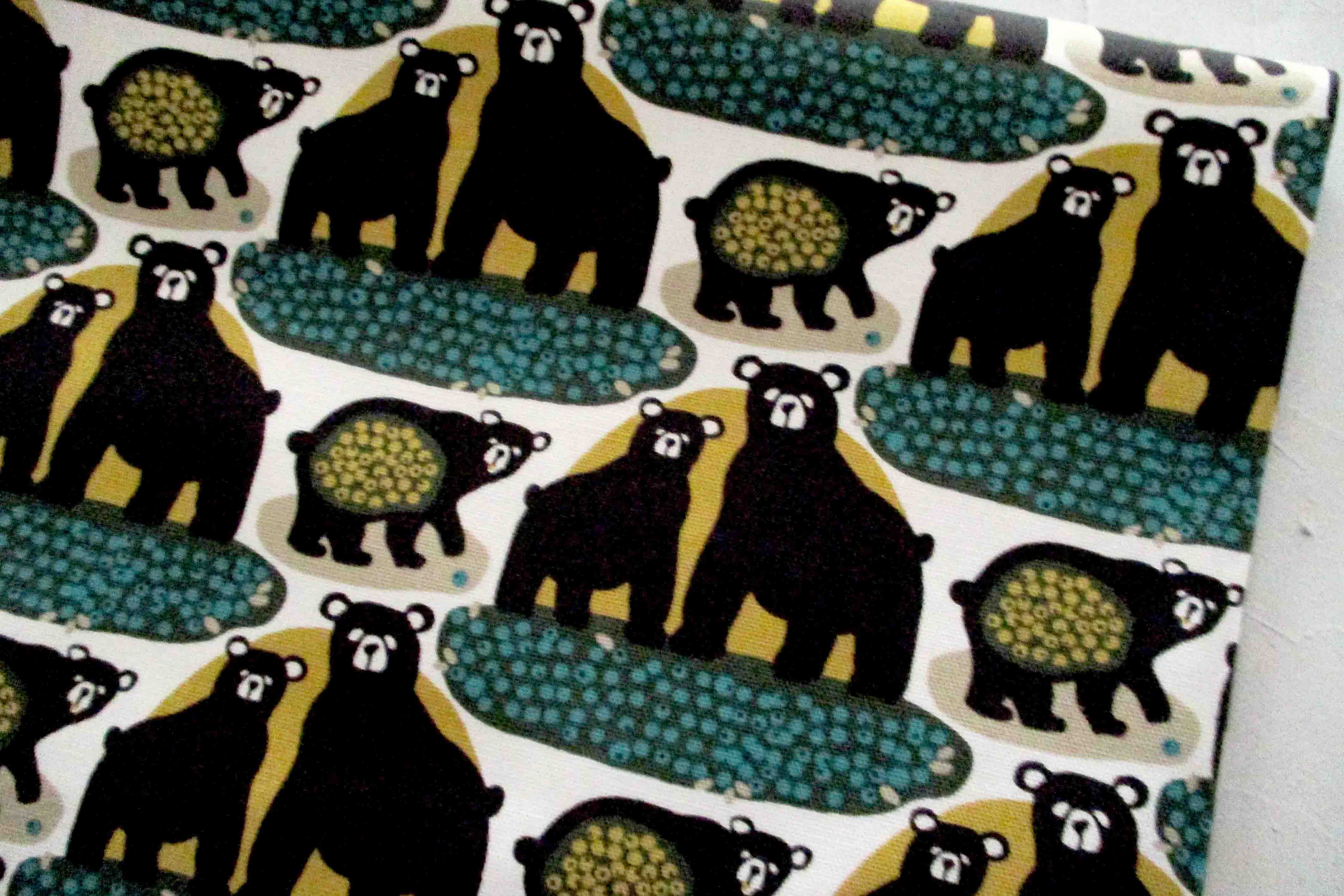 コットンオックス　フィンレイソン　OTSO（オッツォ）熊の柄　オフ白地ｘこげ茶熊・ブルーグリーン・カラシ