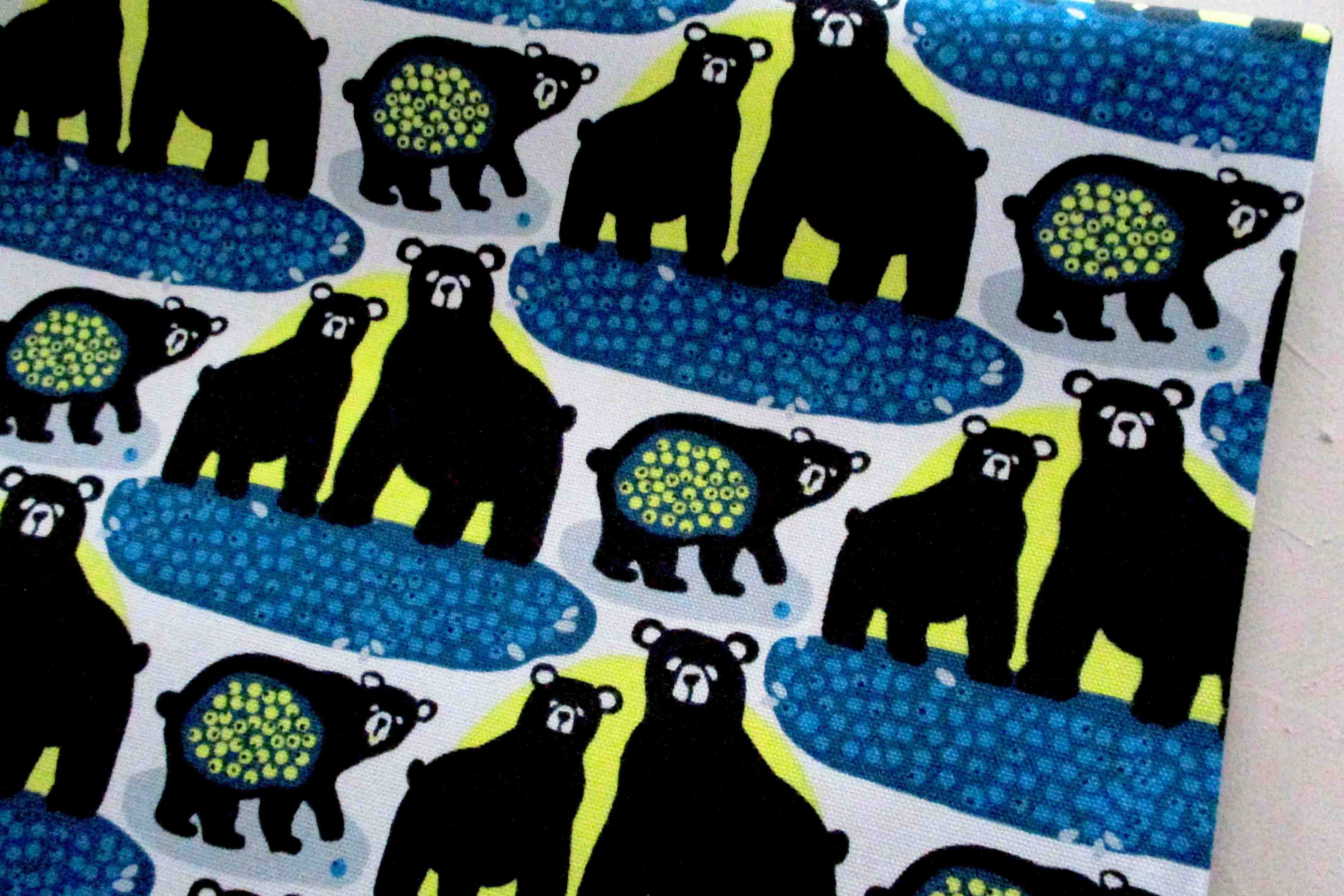 コットンオックス　フィンレイソン　OTSO（オッツォ）熊の柄　薄ブルー地ｘ紺　熊柄・ブルー・イエロー