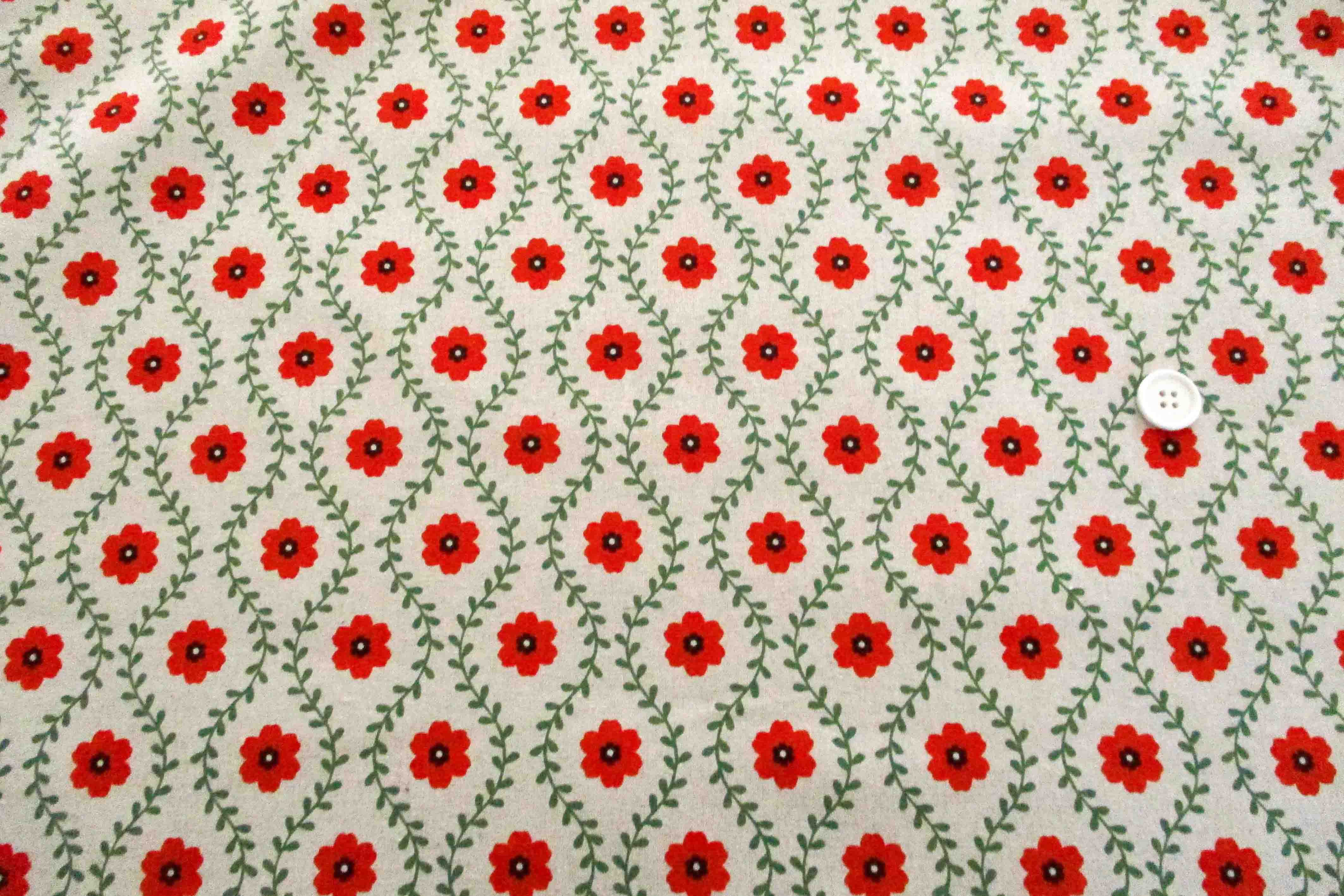 綿麻キャンバス　北欧調の花　生成地ｘ赤・グリーン