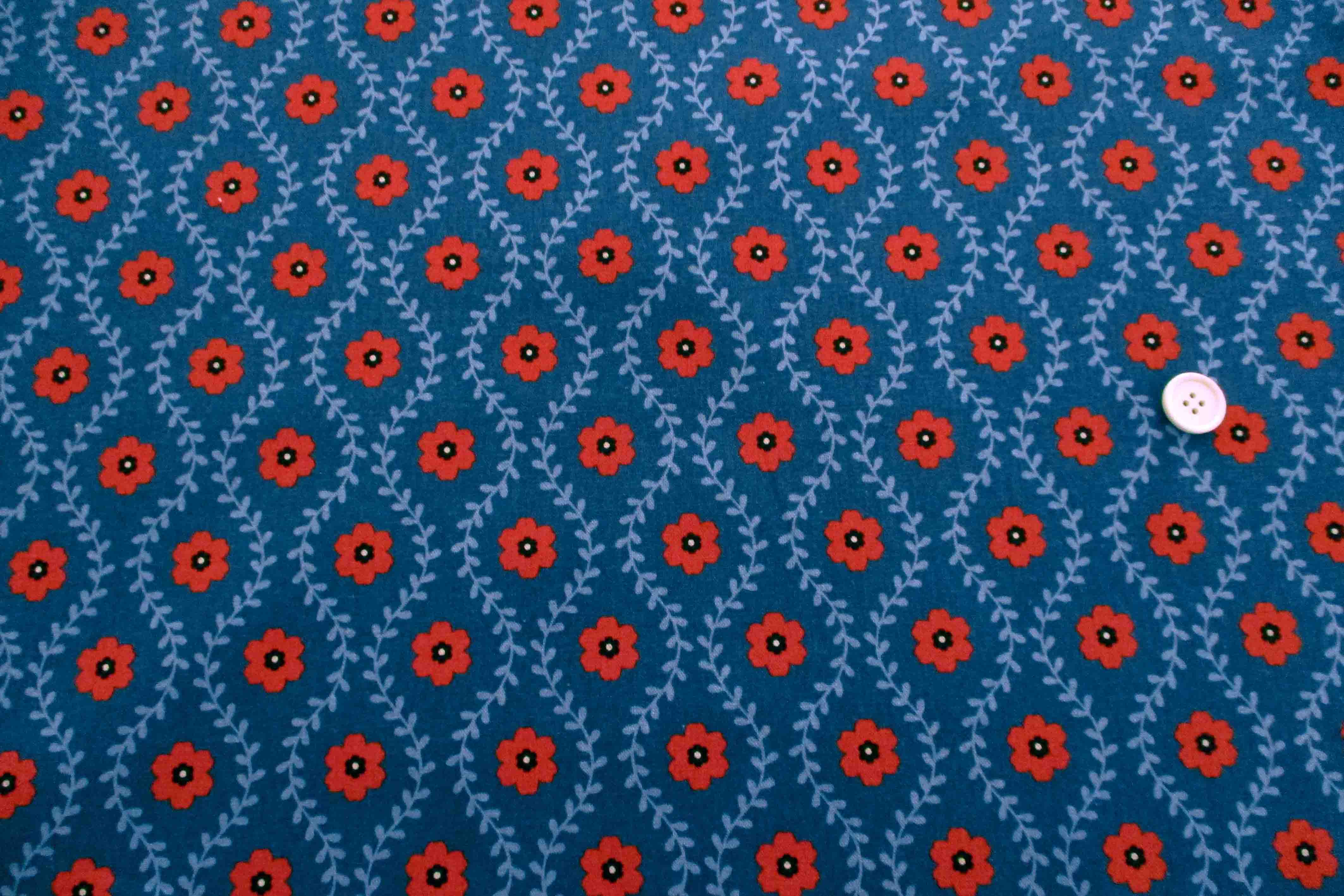綿麻キャンバス　北欧調の花　薄紺地ｘ赤・ブルー