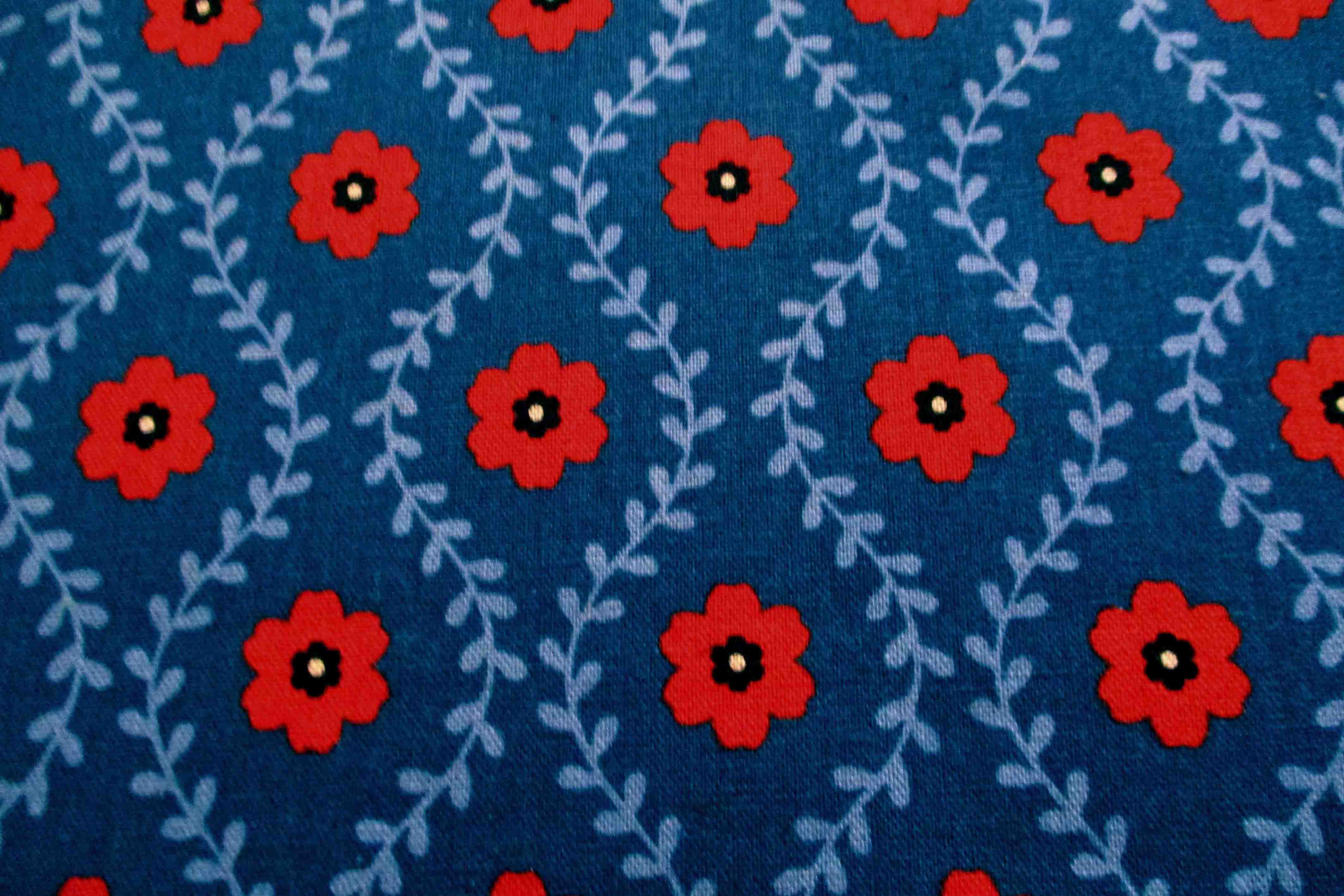 綿麻キャンバス　北欧調の花　薄紺地ｘ赤・ブルー