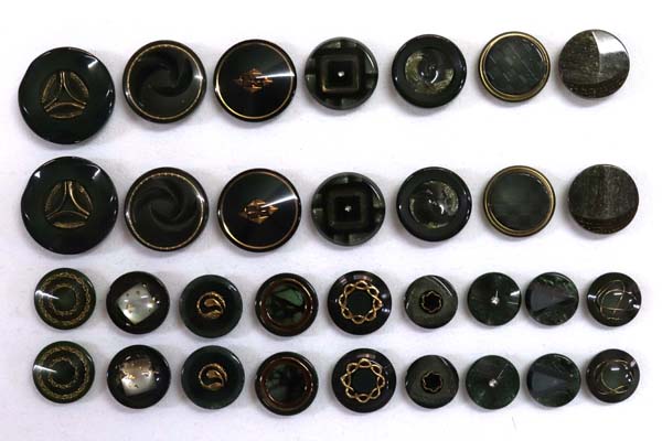 メーカー廃番品　ヴィンテージ　ジルコニア入　アンティークボタン　グリーン系gt06　（１６組）　btgt06