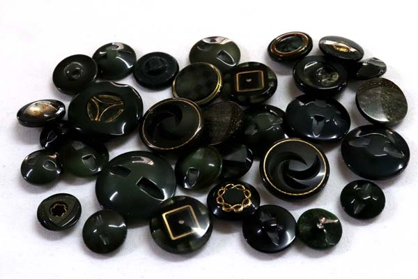 メーカー廃番品　ヴィンテージ　ジルコニア入　アンティークボタン　グリーン系gt06　（１６組）　btgt06