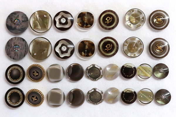 メーカー廃番品 ヴィンテージ ジルコニア入 アンティークボタン ベージュ系gt109 (16組) btgt109