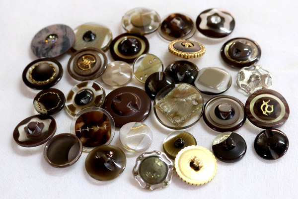 メーカー廃番品 ヴィンテージ ジルコニア入 アンティークボタン ベージュ系gt109 (16組) btgt109