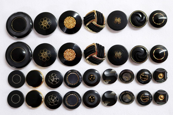 メーカー廃番品　ヴィンテージ　ジルコニア入　アンティークボタン　ブラック・ゴールド系gt115　（１６組）　btgt115