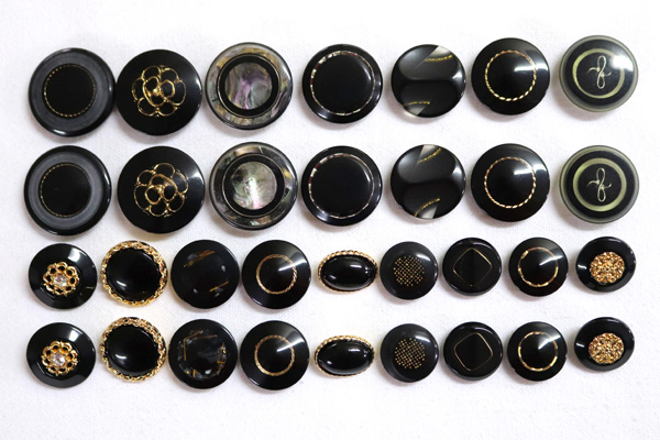 メーカー廃番品　ヴィンテージ　ジルコニア入　アンティークボタン　ブラック・ゴールド系gt116　（１６組）　btgt116