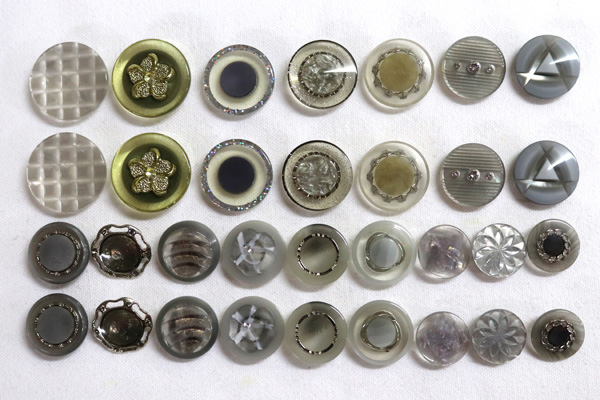 メーカー廃番品　ヴィンテージ　ジルコニア入　アンティークボタン　グレー系gt119　（１６組）　btgt119