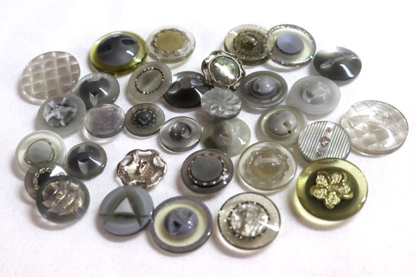 メーカー廃番品　ヴィンテージ　ジルコニア入　アンティークボタン　グレー系gt119　（１６組）　btgt119