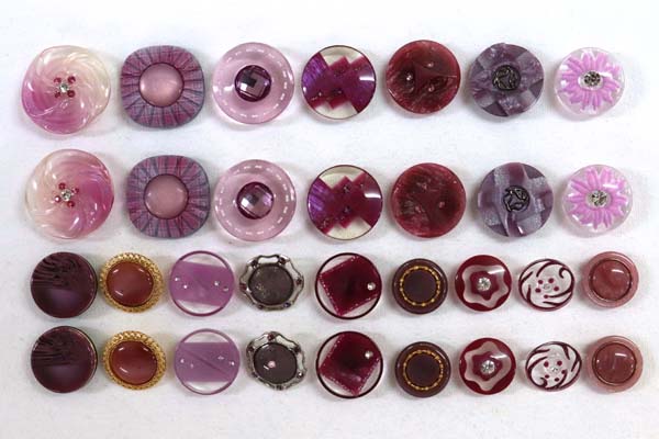 メーカー廃番品　ヴィンテージ　ジルコニア入　アンティークボタン　うす赤紫系gt12　（１６組）　btgt12