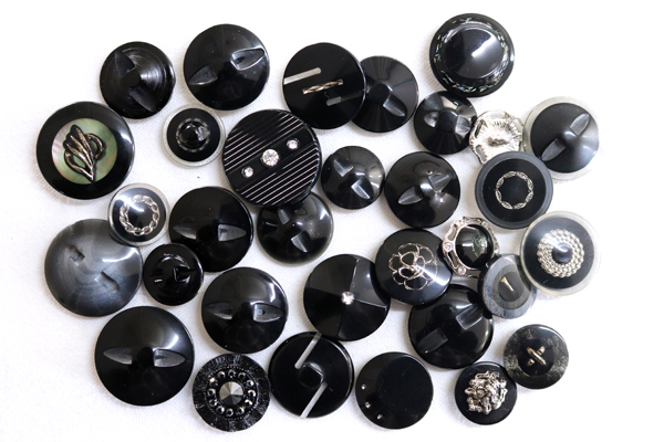 メーカー廃番品　ヴィンテージ　ジルコニア入　アンティークボタン　ホワイト・ゴールド系gt132　（１６組）　btgt132