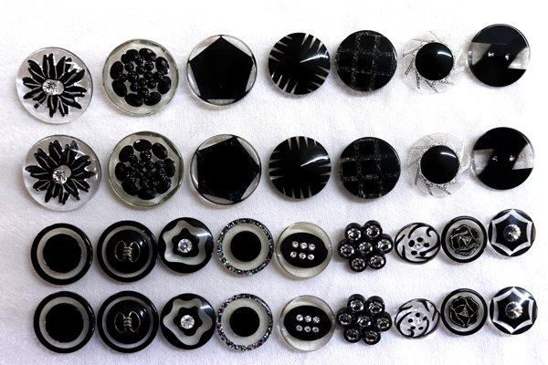 メーカー廃番品　ヴィンテージ　ジルコニア入　アンティークボタン　ブラック系系gt133　（１６組）　btgt133