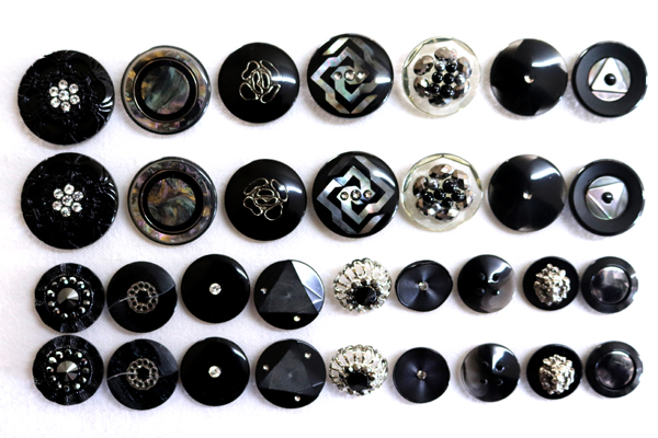 メーカー廃番品 ヴィンテージ ジルコニア入 アンティークボタン ブラック系系gt134 (16組) btgt134