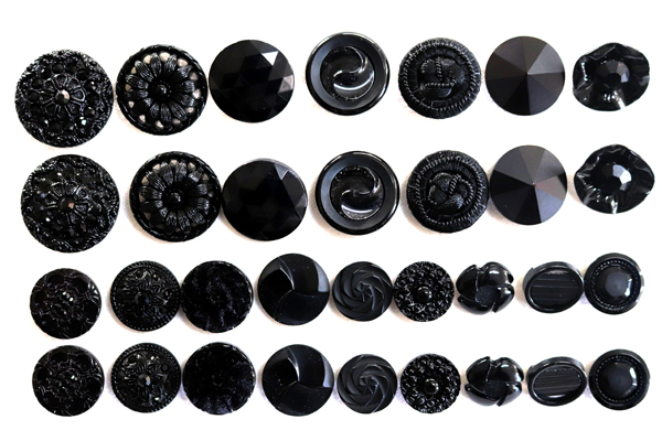 メーカー廃番品　ヴィンテージ　ジルコニア入　アンティークボタン　ブラック系系gt135　（１６組）　btgt135