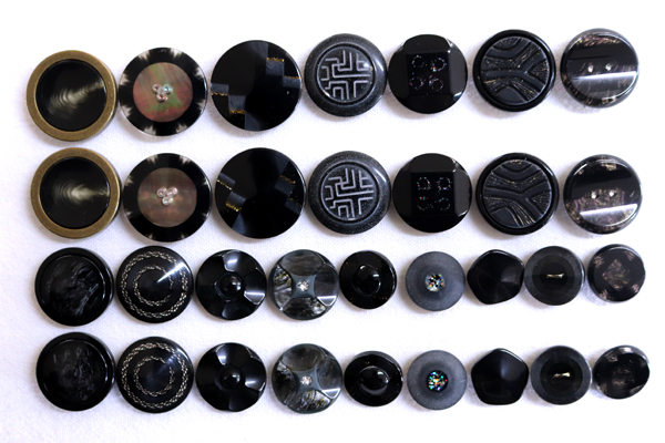 メーカー廃番品　ヴィンテージ　ジルコニア入　アンティークボタン　チャコールグレー系系gt136　（１６組）　btgt136