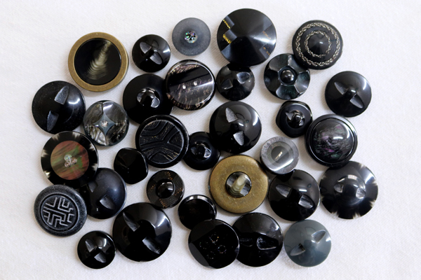 メーカー廃番品　ヴィンテージ　ジルコニア入　アンティークボタン　ホワイト・ゴールド系gt136　（１６組）　btgt136