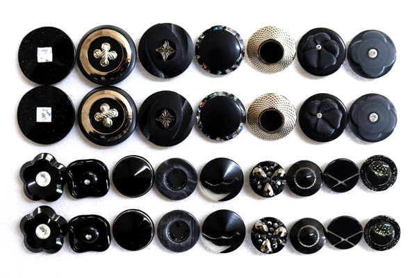 メーカー廃番品　ヴィンテージ　ジルコニア入　アンティークボタン　ブラック・グレー系系gt137　（１６組）　btgt137