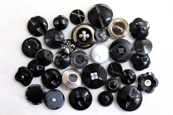 メーカー廃番品　ヴィンテージ　ジルコニア入　アンティークボタン　ホワイト・ゴールド系gt137　（１６組）　btgt137