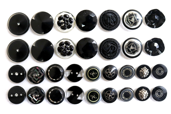 メーカー廃番品　ヴィンテージ　ジルコニア入　アンティークボタン　ブラック系系gt138　（１６組）　btgt138
