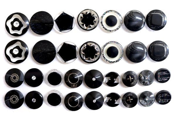 メーカー廃番品　ヴィンテージ　ジルコニア入　アンティークボタン　ブラック・グレー系系gt139　（１６組）　btgt139