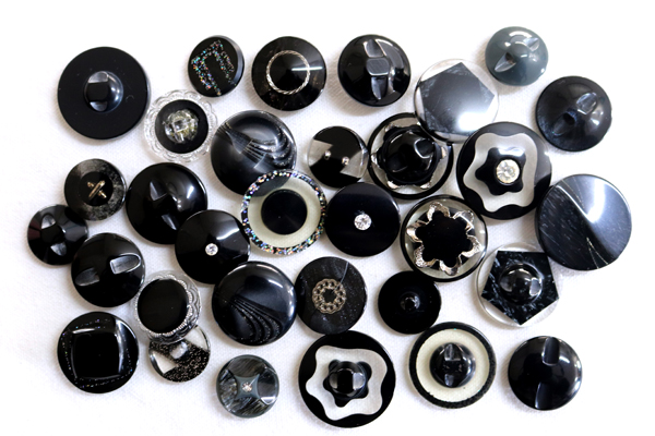 メーカー廃番品　ヴィンテージ　ジルコニア入　アンティークボタン　ホワイト・ゴールド系gt139　（１６組）　btgt139