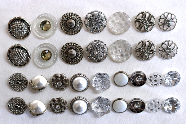 メーカー廃番品　ヴィンテージ　ジルコニア入　アンティークボタン　シルバー系系gt140　（１６組）　btgt140
