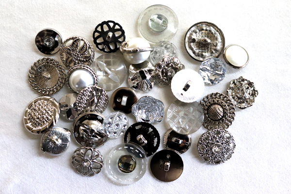 メーカー廃番品　ヴィンテージ　ジルコニア入　アンティークボタン　ホワイト・ゴールド系gt140　（１６組）　btgt140