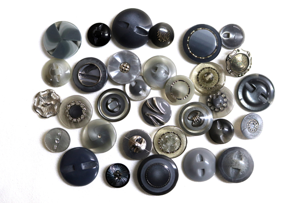 メーカー廃番品　ヴィンテージ　ジルコニア入　アンティークボタン　ホワイト・ゴールド系gt143　（１６組）　btgt143