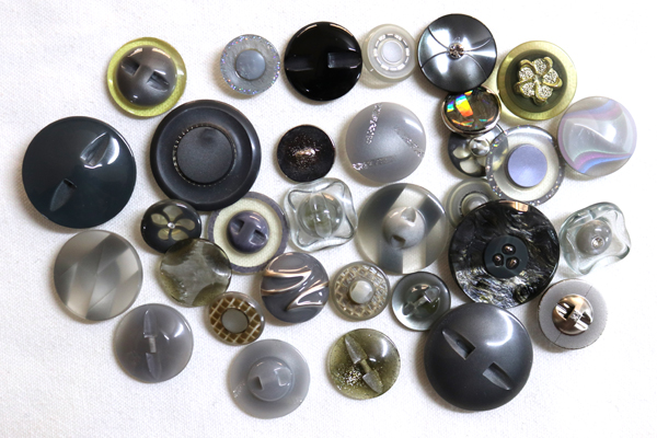 メーカー廃番品　ヴィンテージ　ジルコニア入　アンティークボタン　ホワイト・ゴールド系gt145　（１６組）　btgt145