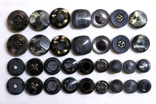 メーカー廃番品　ヴィンテージ　ジルコニア入　アンティークボタン　チャコールグレー系系gt146　（１６組）　btgt146