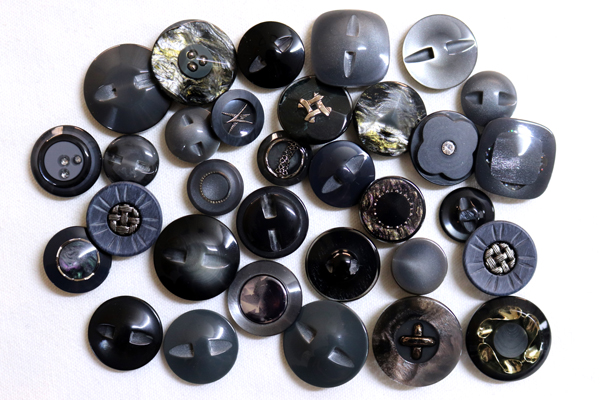 メーカー廃番品　ヴィンテージ　ジルコニア入　アンティークボタン　ホワイト・ゴールド系gt146　（１６組）　btgt146