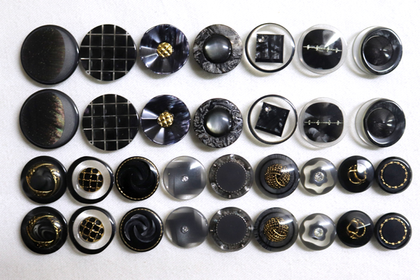 メーカー廃番品　ヴィンテージ　ジルコニア入　アンティークボタン　チャコールグレー系系gt147　（１６組）　btgt147