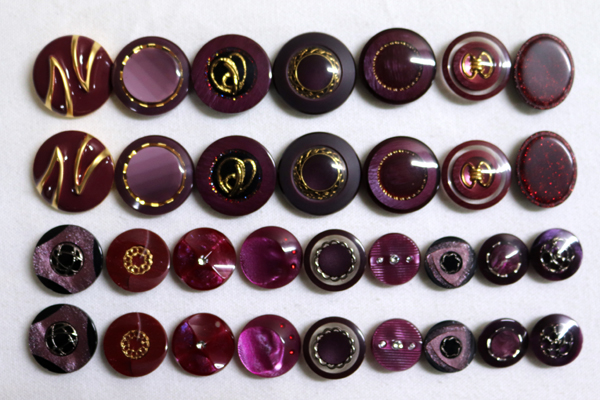 メーカー廃番品　ヴィンテージ　ジルコニア入　アンティークボタン　ダークレッド系系gt148　（１６組）　btgt148