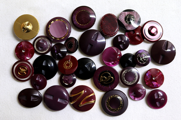 メーカー廃番品　ヴィンテージ　ジルコニア入　アンティークボタン　ホワイト・ゴールド系gt148　（１６組）　btgt148