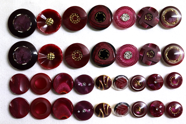 メーカー廃番品　ヴィンテージ　ジルコニア入　アンティークボタン　レッド系系gt150　（１６組）　btgt150