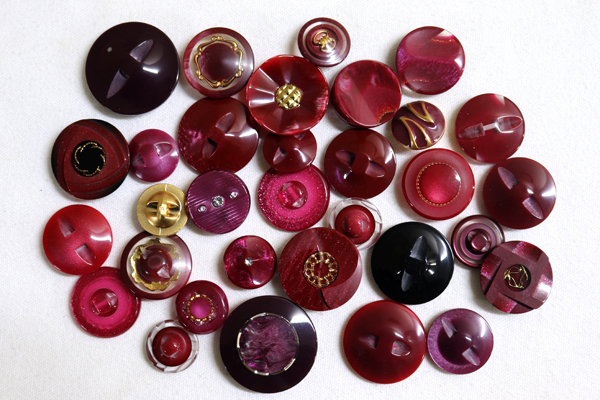 メーカー廃番品　ヴィンテージ　ジルコニア入　アンティークボタン　ホワイト・ゴールド系gt150　（１６組）　btgt150