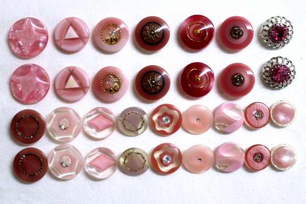 メーカー廃番品　ヴィンテージ　ジルコニア入　アンティークボタン　ピンク系系gt153　（１６組）　btgt153
