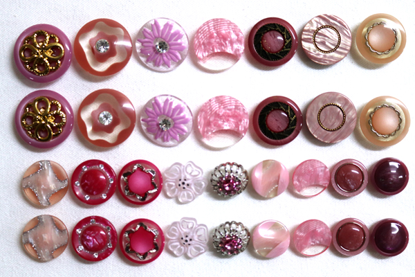 メーカー廃番品　ヴィンテージ　ジルコニア入　アンティークボタン　ピンク系系gt154　（１６組）　btgt154