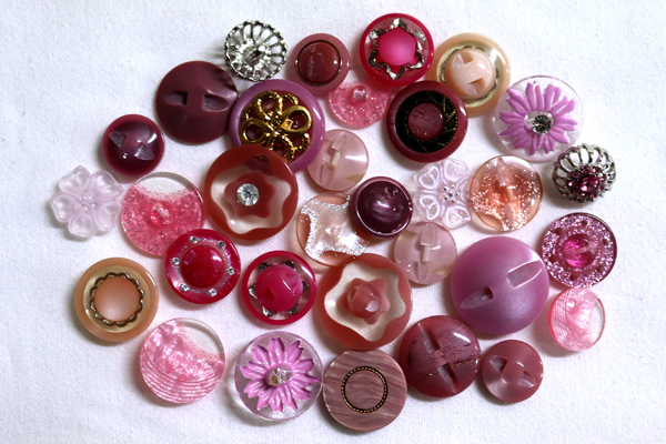 メーカー廃番品　ヴィンテージ　ジルコニア入　アンティークボタン　ホワイト・ゴールド系gt154　（１６組）　btgt154