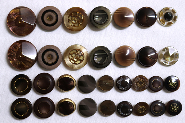 メーカー廃番品　ヴィンテージ　ジルコニア入　アンティークボタン　ダークブラウン系系gt157　（１６組）　btgt157