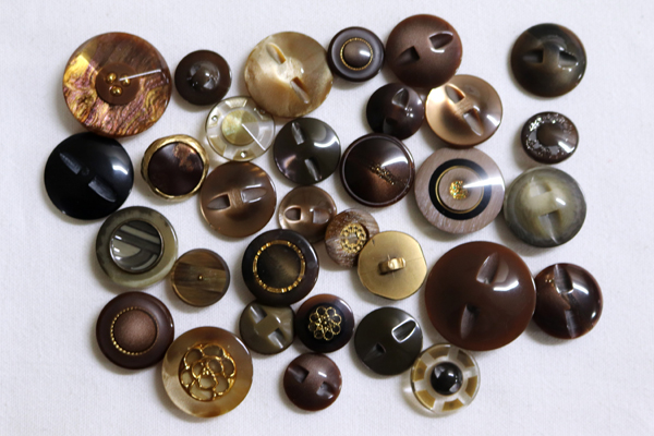 メーカー廃番品　ヴィンテージ　ジルコニア入　アンティークボタン　ホワイト・ゴールド系gt157　（１６組）　btgt157