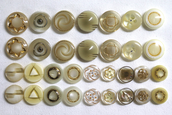 メーカー廃番品 ヴィンテージ ジルコニア入 アンティークボタン アイボリー系系gt159 (16組) btgt159