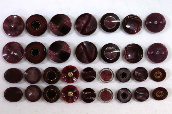 メーカー廃番品　ヴィンテージ　ジルコニア入　アンティークボタン　ダークレッド系gt18　（１６組）　btgt18
