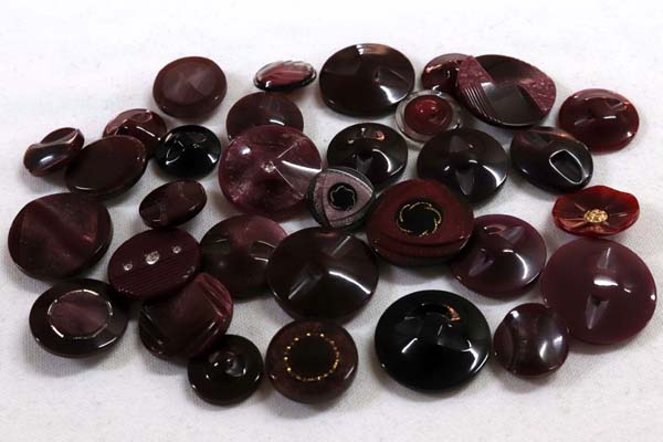 メーカー廃番品　ヴィンテージ　ジルコニア入　アンティークボタン　ダークレッド系gt18　（１６組）　btgt18