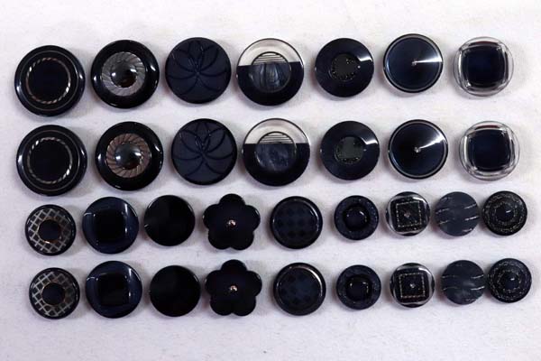 メーカー廃番品　ヴィンテージ　ジルコニア入　アンティークボタン　ダークネイビー系gt26　（１６組）　btgt26