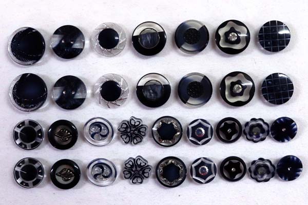 メーカー廃番品　ヴィンテージ　ジルコニア入　アンティークボタン　ダークネイビー系gt27　（１６組）　btgt27