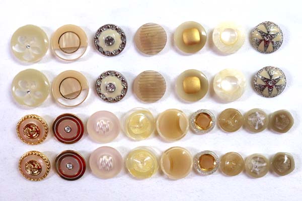 メーカー廃番品　ヴィンテージ　ジルコニア入　アンティークボタン　ベージュ系gt29　（１６組）　btgt29