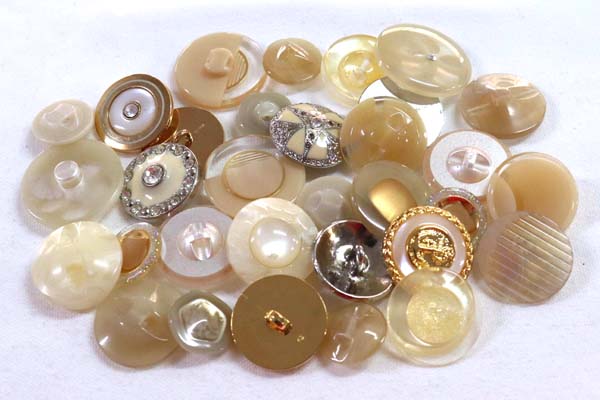 メーカー廃番品　ヴィンテージ　ジルコニア入　アンティークボタン　ベージュ系gt29　（１６組）　btgt29