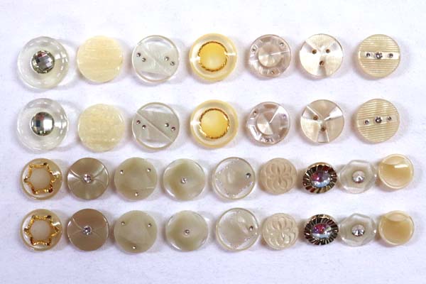 メーカー廃番品　ヴィンテージ　ジルコニア入　アンティークボタン　ベージュ系gt30　（１６組）　btgt30